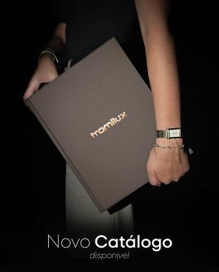 imagem de pessoa a pegar no catalogo tromilux 2025